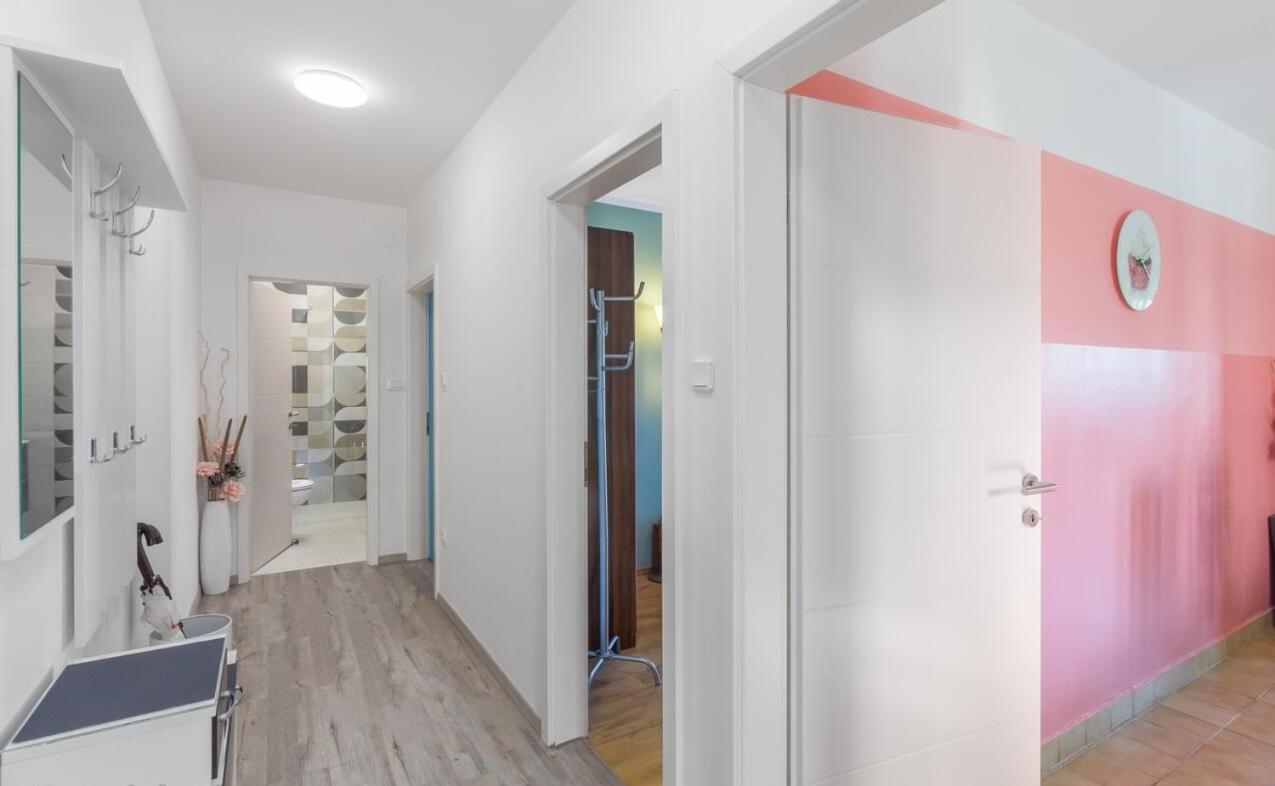 Spacious New App For 5 Persons, Close Beach&City Poreč Eksteriør bilde